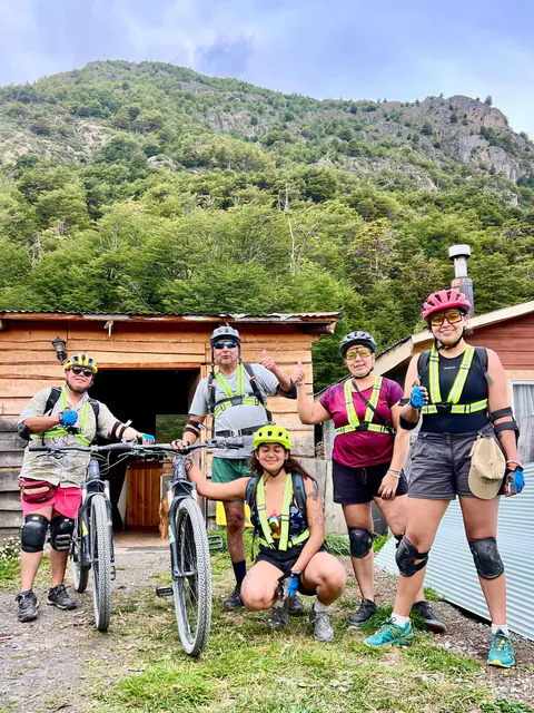 Cuatro amigas con chalecos reflectantes y sus e-Bikes