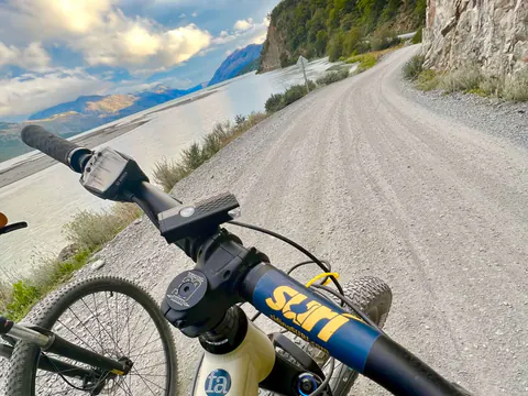 Manubrio de una e-Bike SURí sobre el ripio, junto al lago O'Higgins